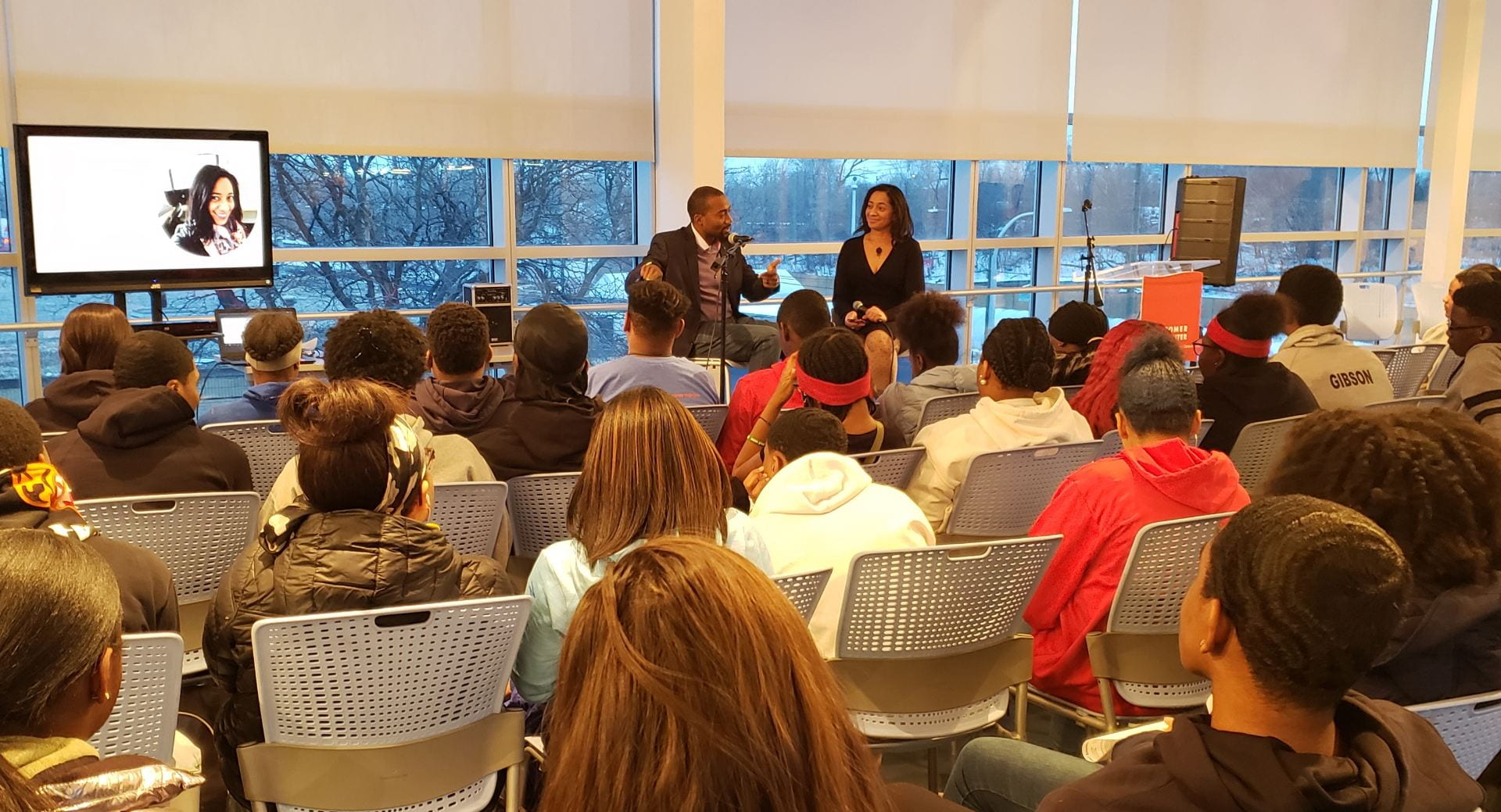 JinJa Birkenbeuel, who serves on the advisory board of the Coleman Entrepreneurship Center, leads a discussion on entrepreneurial thinking with Linal Harris (left), founder and principal coach at Insights 4 Life Coaching, LLC.